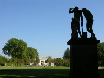 Potsdams Schloss Charlottenhof mit Statue im Vordergrund